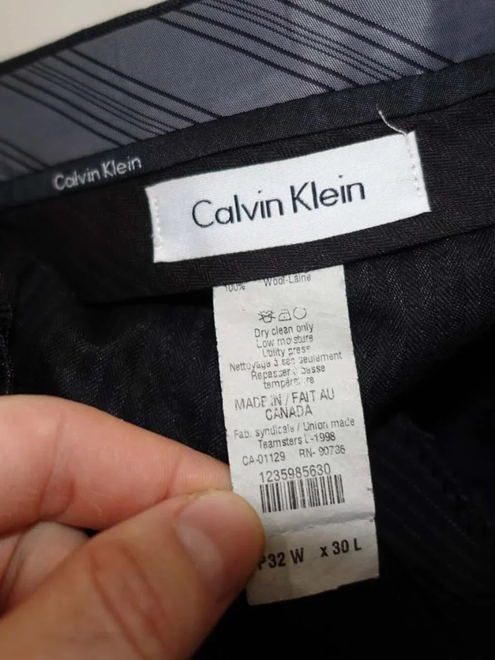 Calvin Klein Men's 3 Button Suit Size 38 Regular 32 x 30 Black 100% Wool Striped